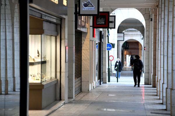 Le corps de la victime, un sans-abri de 45 ans, a été retrouvé rue du Vieux-Marché, à proximité de la rue Royale. 