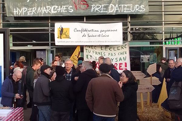 Installation d'un marché paysan sur le parking d'un hyper à Mâcon le 29 janvier, manifestation de la confédération paysanne 71