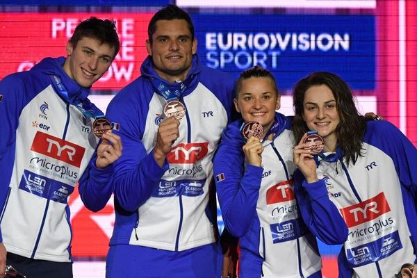  Maxime Grousset, Florent Manaudou, Melanie Henique and Beryl Gastaldello posent avec leur médaille de bronze après le 4X50 mixte.