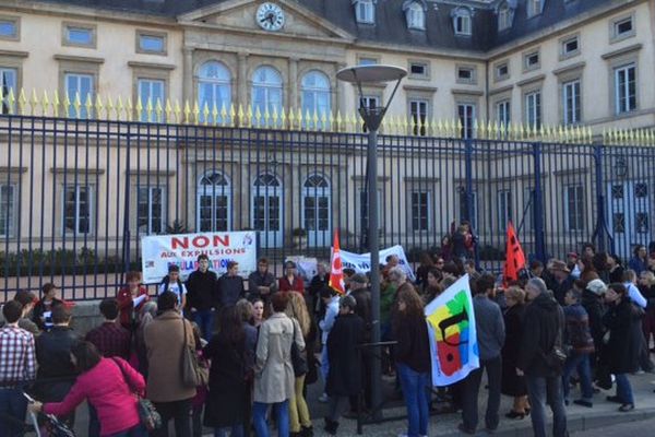 Au Puy en Velay, manifestation de soutien à une famille albanaise menacée d'expulsion.