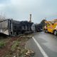 Le camion de transport de poire s'est renversé sur le côté avant d'être percuté par un autre poids lourd, un accident bloquant totalement la RN 10.