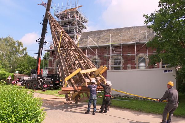 Le clocher de l'église de Merville-au-bois a été démonté pour être restauré mardi 4 juin.