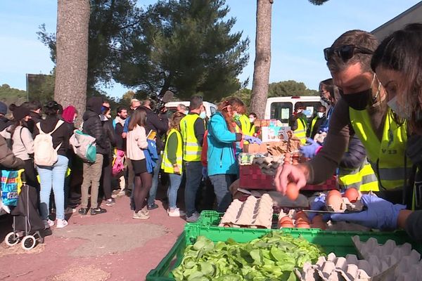 Les bénévoles de l'association Vendredi 13 distribuent de l'aide alimentaire aux étudiants de Luminy tous les samedis.