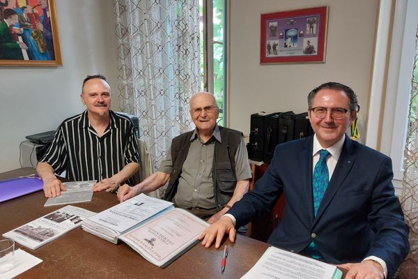 De Gauche à droite, Michel Ficetola, historien, Albert Corrieri et son avocat Michel Pautot.