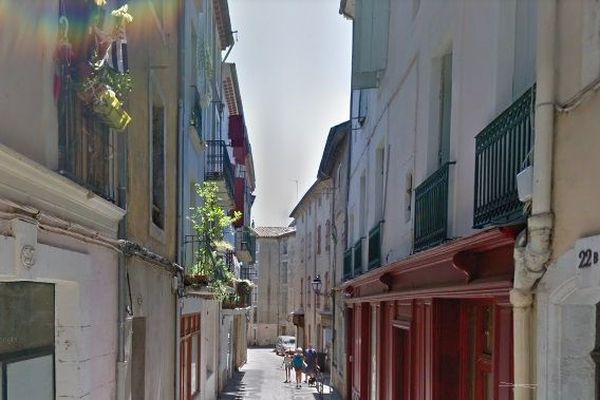 Rue des anciens Combattants à Béziers, avec l'étroitesse du vieux tissu urbain moyenâgeux qui rend difficile parfois des interventions de pompiers.