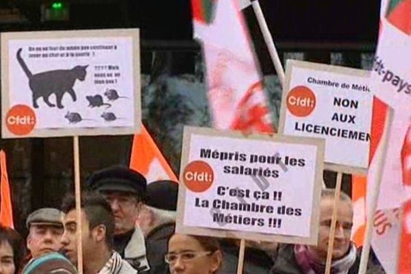 Les manifestants devant la chambre des métiers et de l'Artisanat de Pau (lundi 25 novembre 2013)