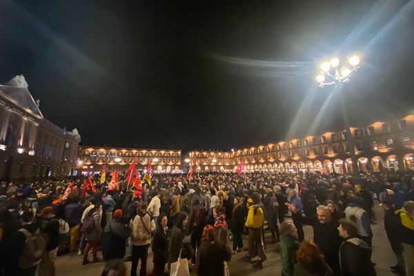 Entre 2 et 3000 manifestants ce jeudi soir place du Capitole pour protester contre l'usage du 49.3 pour faire passer le projet de réforme des retraites