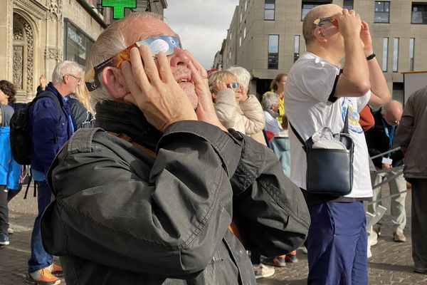 Une trentaine de personnes sont venus assister au spectacle de l'éclipse solaire depuis la place de la Cathédrale à Rouen.