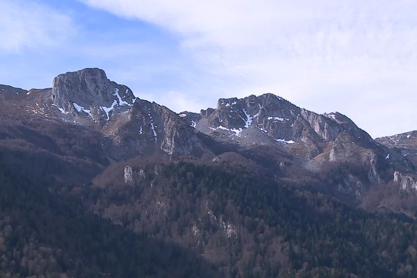 A quelques jours des vacances de février, la neige n'est pas au rendez-vous dans les Pyrénées.