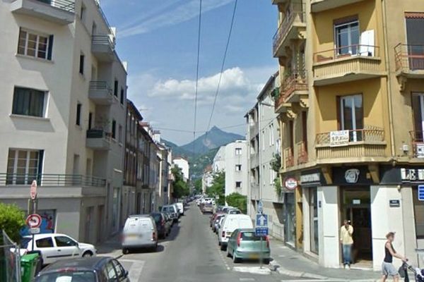 La voiture était stationnée devant cet immeuble jaune (à droite), au 71 rue Abbé Grégoire à Grenoble.