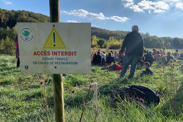 Une centaine de personnes se sont rassemblées dimanche 24 octobre à Sivens, en mémoire de Rémi Fraisse mais aussi pour rappeler leur opposition à la construction d'un barrage sur ce site.