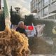 Les agriculteurs des Alpes-Maritimes ont déversé du fumier et de la laine devant le centre administratif tôt ce jeudi matin.