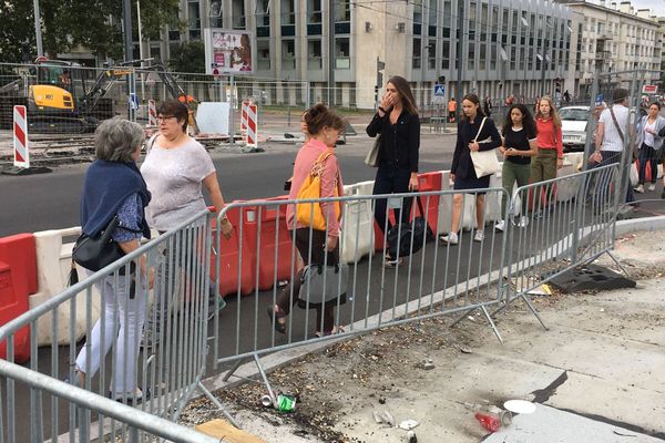 Les piétons se fraient un passage entre les chantiers de l'été.