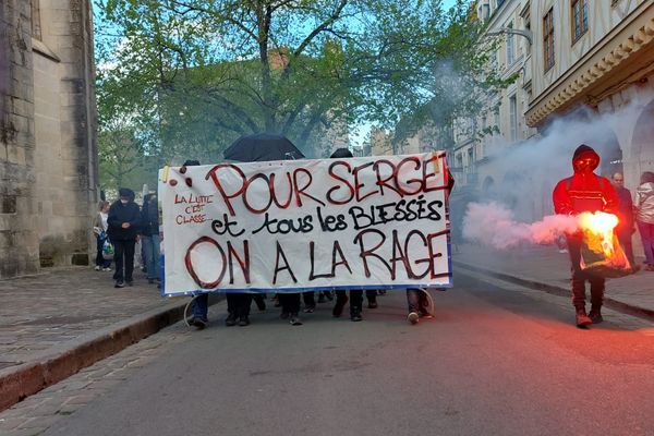 300 personnes déambulent dans les rues de Poitiers, ce samedi 22 avril, pour dénoncer les violences policières.