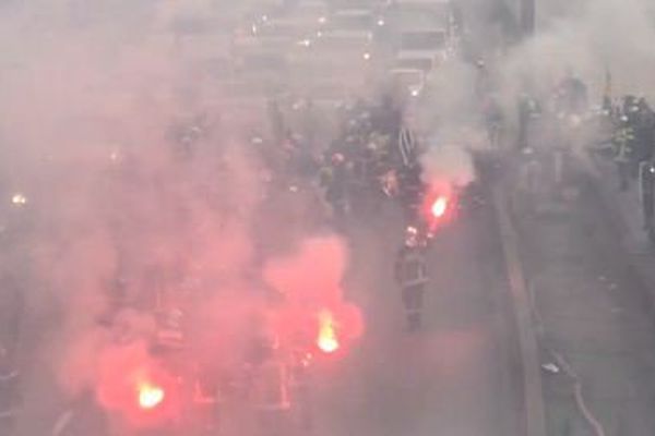 Des pompiers professionnels bloquent le périphérique parisien, à hauteur de la porte de Vincennes, le 24 novembre 2016.