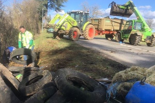 Les agriculteurs vont nettoyer les routes secondaires du Tarn-et-garonne pendant toute cette semaine.