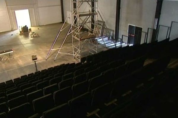 Jusqu'à l'inauguration du Nouveau Théâtre du Beauvaisis prévue en 2017, les spectacles se joueront sur une scène provisoire en cours de montage.