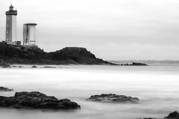 Temps gris au phare du Minou