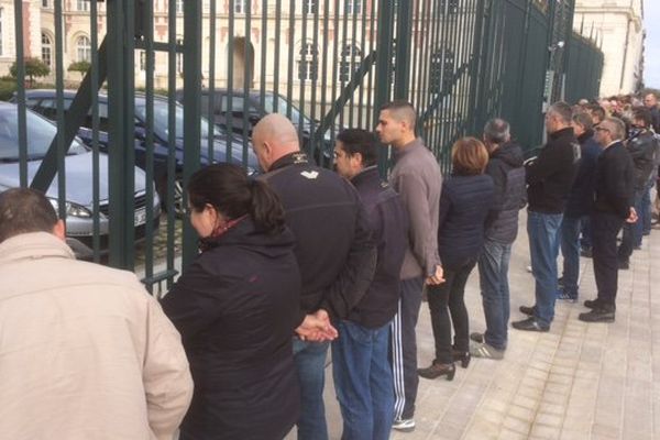 Les policiers rassemblés devant les grilles de la préfecture de la Vienne