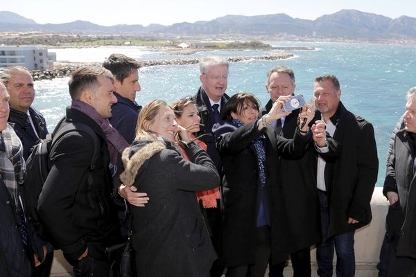 Le comité de candidature des Jeux olympiques 2024 à Paris, avec Anne Hidalgo, en visite à Marseille, le 25 avril 2016.