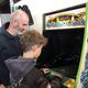 Alexandre fait découvrir les bornes d'arcade à son fils Simon, dans un des stands de la Gamers Assembly de Poitiers.