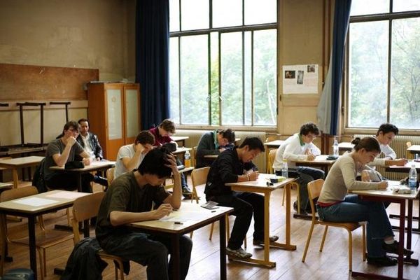 Des lycéens débutent l'épreuve de philosophie du baccalauréat, le 17 juin 2010 au lycée La Fontaine, à Paris. 