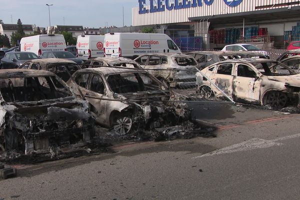 17 véhicules de location ont été incendiés sur le parking d'un hypermarché Leclerc à Schiltigheim lors des violences urbaines