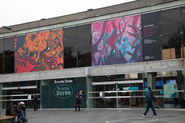 Gare de Nantes  - deux grands panneaux extraits de L'Âge d'or de Cyril Pedrosa et Roxanne Monteil accueillent les voyageurs