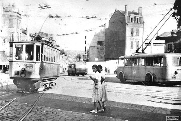 Tramway et trolleybus place de l'hôtel de ville à Limoges.