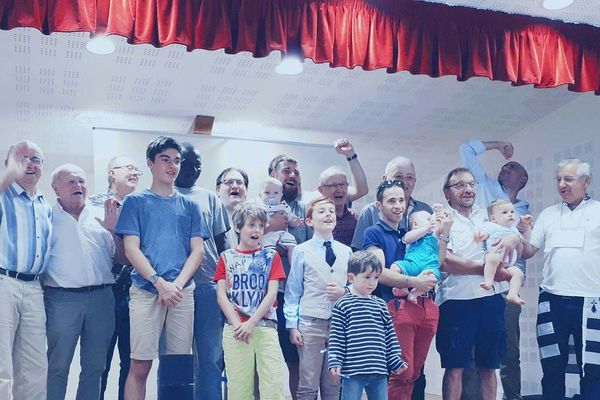 Venus des quatre coins de la France, les 26 Athanase de France se sont rassemblés pour une photo de famille, en juillet 2017