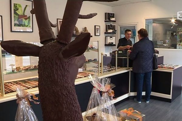 Olivier Viel, artisan chocolatier, dans sa boutique à Alençon.