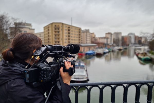 Journaliste reporter d'images (JRI) devant le Canal du Midi, à Toulouse