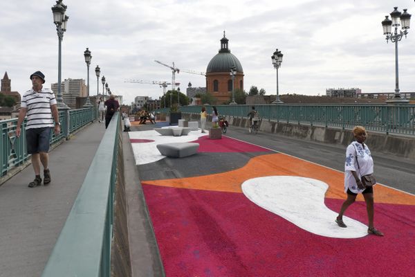 La piétonnisation du pont Saint-Pierre à Toulouse est prolongée jusqu'au 18 septembre.