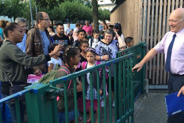 Le directeur de l’école élémentaire de la Canardière, située dans le quartier de la Meinau, ouvre les portes