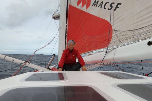 Isabelle Joschke sur MACSF, hors course, mais attendue aux Sables d'Olonne le 24 février 2021