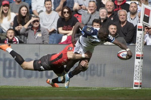 Le Montpelliérain Gabriel N'Gandebe plaqué par un joueur toulonnais alors qu'il tente d'aller à l'essai, lors de la défaite de Montpellier (32-17) à Toulon - 14 avril 2018