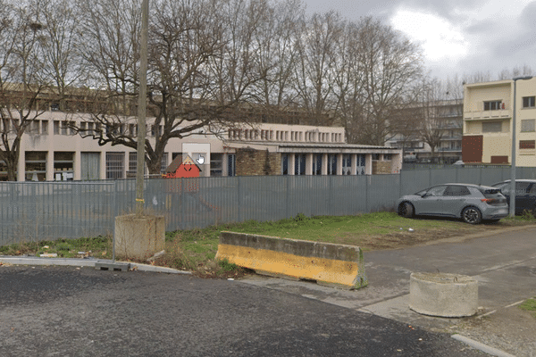 Depuis 10h50 les sapeurs-pompiers interviennent à l'école primaire André Daste à Toulouse (Haute-Garonne).