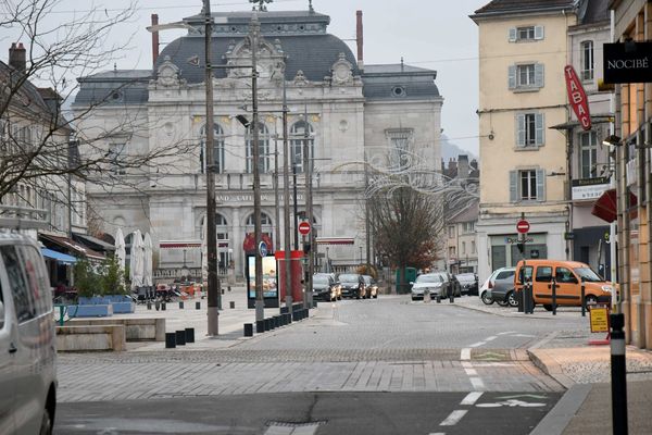 Les électeurs et électrices de Lons-le-Saunier, dans le Jura, ont le choix entre six listes au premier tour des élections municipales 2020.