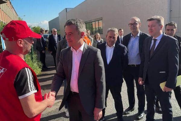 Gérald Darmanin, ministre de l'Intérieur et député de la 10ème circonscription du Nord, et Xavier Bertrand, président de région, sont venus à la rencontre des salariés de la papèterie Ahlstrom, à Bousbecque (Nord), mardi 7 mai 2024.