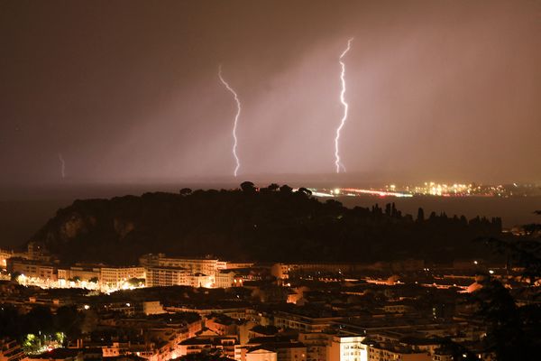 Nice durant la nuit du 4 au 5 septembre. Un éclair sur la colline du château.