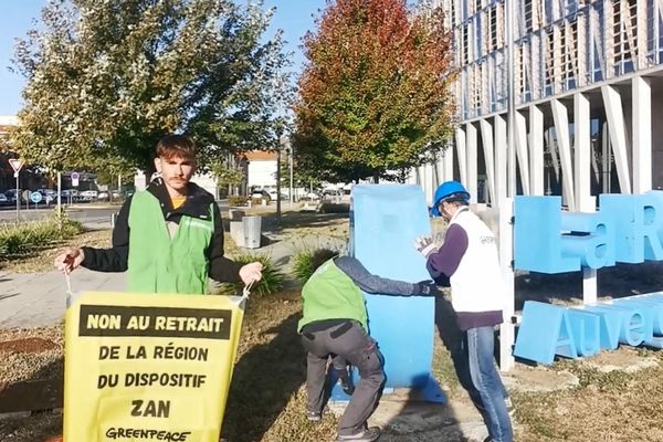 Des militants de Greenpeace ont retiré une partie du logo de la région Auvergne-Rhône-Alpes devant l'hôtel de Région de Clermont-Ferrand.