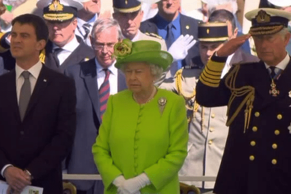 Manuel Valls, la reine Elizabeth II et le prince Charles ce vendredi matin au cimetière britannique de Bayeux