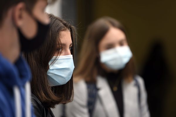 Des adolescents portant un masque - Photo d'illustration