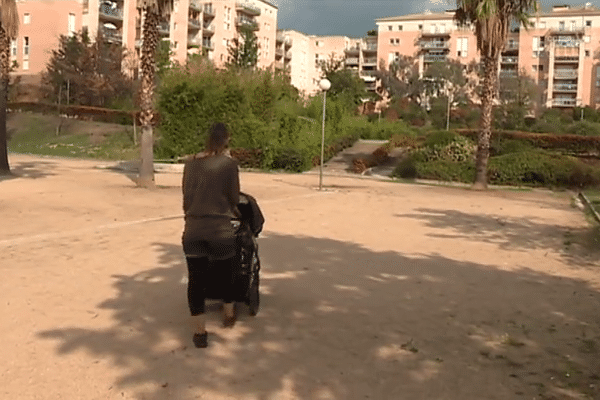 Mère et enfants ont passé la nuit sur une aire de jeux du quartier des salines à Ajaccio.