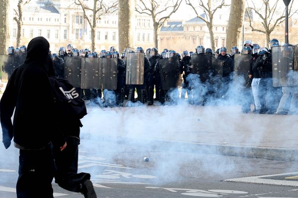 S'il n'y a pas eu de blessés signalés côté manifestants lors de la dernière manifestation, "c'est grâce à une réaction proportionnée" des policiers, affirme la préfète de la région Auvergne Rhône Alpes.