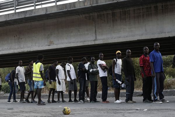 Des migrants dans un camps de fortune à Vintimille, ville italienne proche de la frontière.