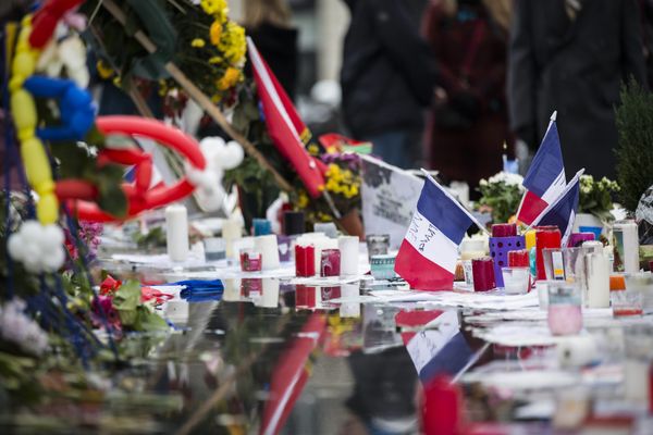 Des drapeaux français au pied de la statue de la République en hommage aux victimes de l'attentat du 13 novembre.