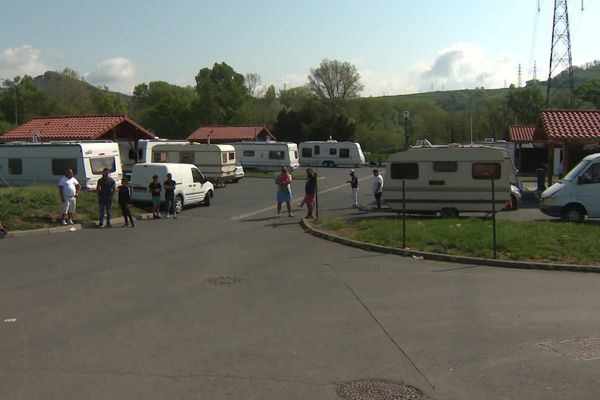 Les caravanes à l'arrêt pour les gens du voyage stationnés sur l'aire d'Issoire depuis le confinement.