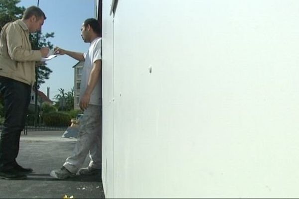 Un contrôleur de l'Urssaf sur un chantier à Caen. Juillet 2013.