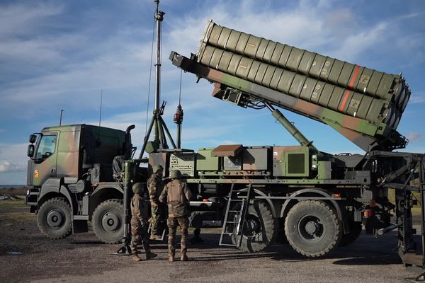 Exercice de défense sol-air sur la base Nancy-Ochey. Déploiement d'un système de moyenne portée Mamba.